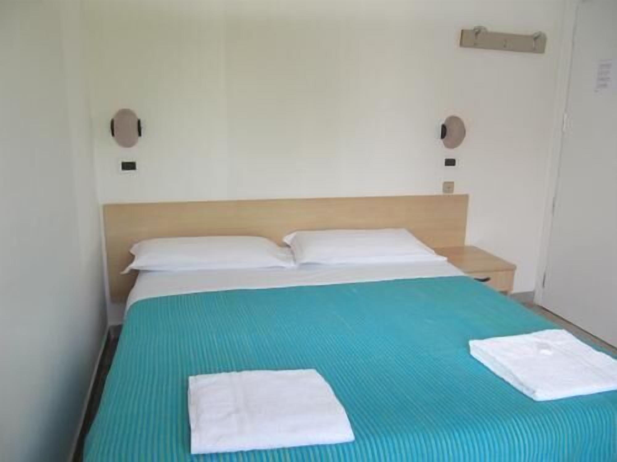 Hotel Villa Elia Римини Екстериор снимка
