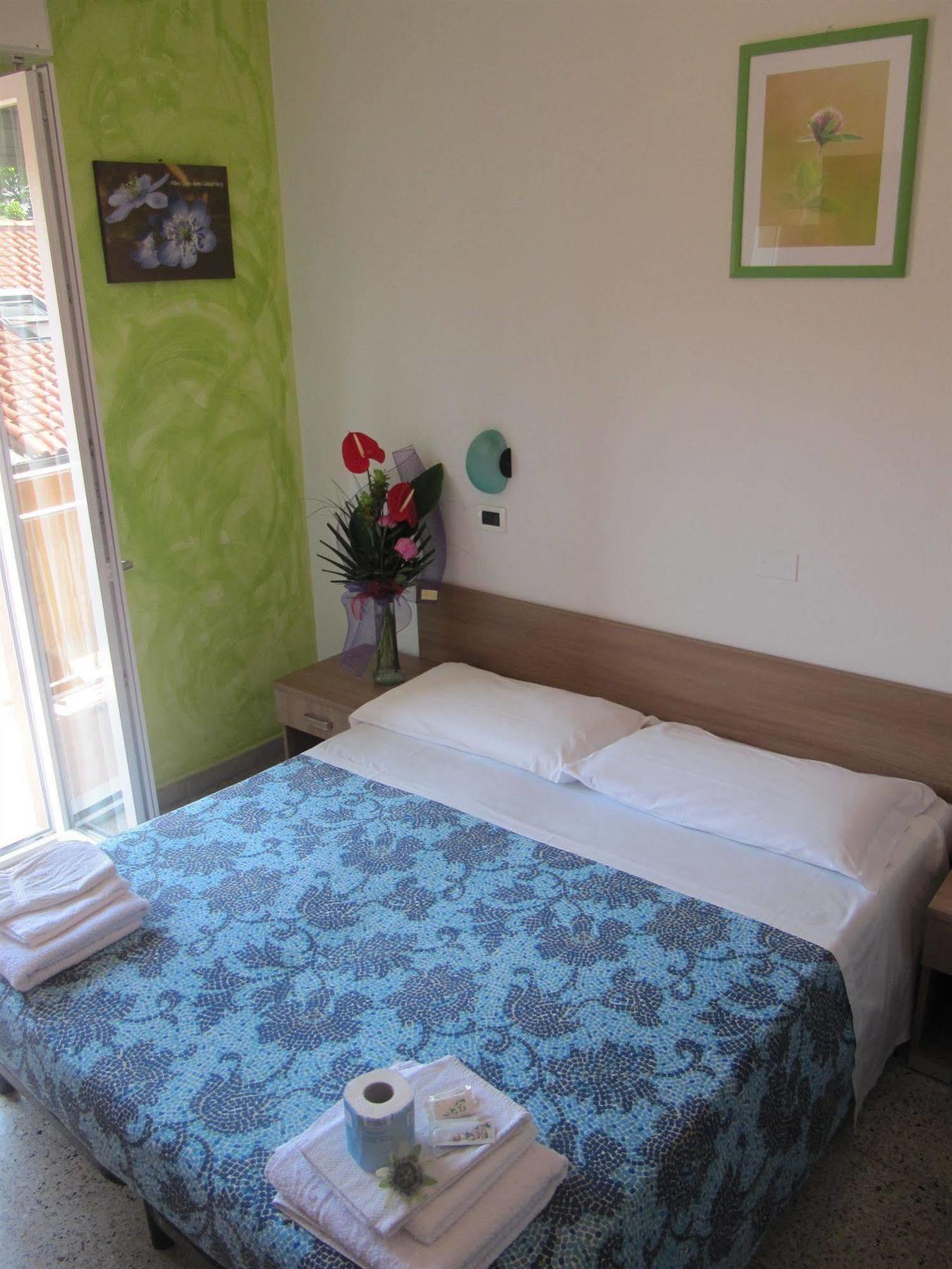 Hotel Villa Elia Римини Екстериор снимка