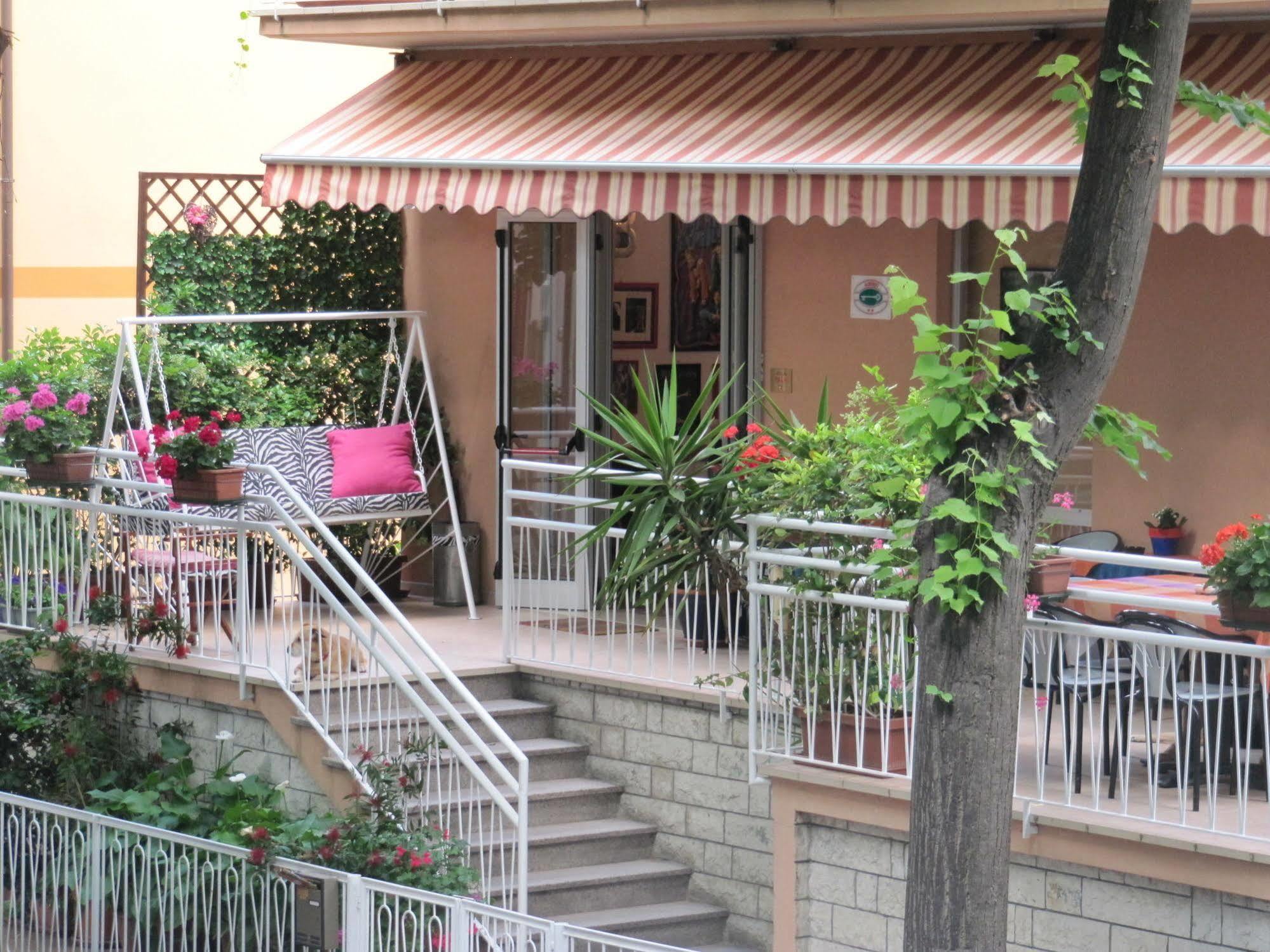 Hotel Villa Elia Римини Екстериор снимка