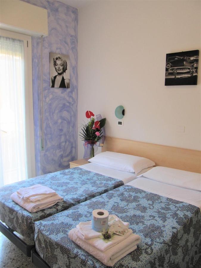 Hotel Villa Elia Римини Екстериор снимка